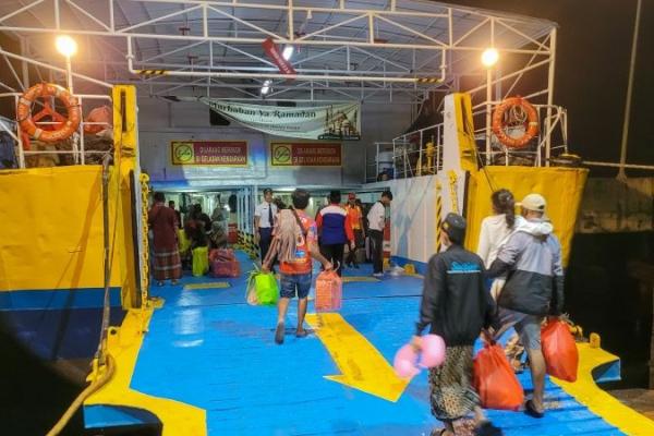 Pemudik berjalan naik ke kapal feri di Pelabuhan Jangkar, Situbondo, Jawa Timur. Senin (9/3/202) malam (Foto: ANTARA/Novi Husdinariyanto) 