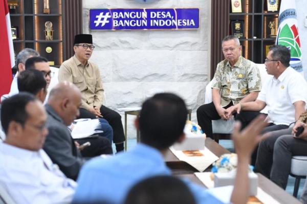 Menteri Desa dan Pembangunan Daerah Tertinggal (Mendes PDT) Yandri Susanto saat menerima audiensi dari Bupati Sigi Mohamad Rizal Intjenae bersama jajarannya (Foto: Humas Kemendes PDT) 