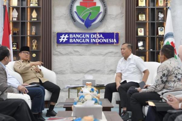Mendes PDT Yandri Susanto saat menerima audiensi dari Gubernur NTB Lalu Muhamad Iqbal (Foto: Humas Kemendes PDT) 