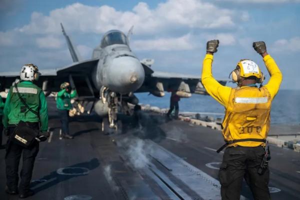 Dek penerbangan kapal induk USS Abraham Lincoln dalam mendukung serangan terhadap Iran di lokasi yang dirahasiakan pada 4 Maret (Foto: US Navy/Handout via Reuters) 