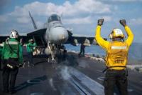 Dek penerbangan kapal induk USS Abraham Lincoln dalam mendukung serangan terhadap Iran di lokasi yang dirahasiakan pada 4 Maret (Foto: US Navy/Handout via Reuters)