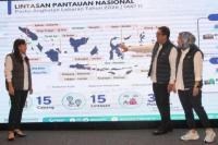 Direktur Operasional dan Transformasi PT ASDP Indonesia Ferry (Persero), Rio Lasse menunjukkan 15 lintasan penyeberangan pantauan nasional selama angkutan Lebaran 2026. Foto: asdp/katakini
