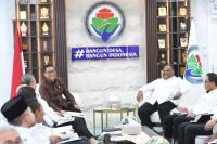 Mendes PDT Yandri Susanto saat menerima audiensi dengan Bupati Yahukimo Didimus Yahuli  di Kantor Kemendes PDT (Foto: Humas Kemendes PDT)