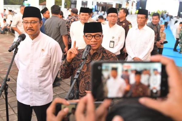 Mendes PDT Yandri Susanto (kanan) bersama Mensos Saifullah Yusuf (kiri) usai acara Sosialisasi DTSEN, di Pondok Pesantren Bai Mahdi Sholeh Ma`mun, Kabupaten Serang, Banten (Foto: Humas Kemendes PDT) 