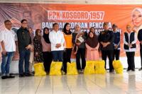 Wakil Ketua DPR RI Koordinator Bidang Ekonomi dan Keuangan (Korekku), Sari Yuliati menyalurkan bantuan bagi warga terdampak bencana tanah longsor di Desa Pasirlangu, Kecamatan Cisarua, Kabupaten Bandung Barat. (Foto: Ist)