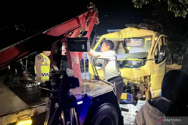 Petugas mengangkut truk yang terlibat kecelakaan di Jalan Raya Limbangan, Garut, Jawa Barat, pada Minggu (15/3/2026) (Foto: ANTARA/Farika Nur Khotimah) 