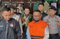 Ishfah Abidal Aziz (IAA) alias Gus Alex bekas Stafsus eks Menteri Agama Yaqut Cholil Qoumas saat digiring petugas KPK sebagai tahanan kasus dugaan korupsi kuota haji, Selasa (17/3/2026). Foto: antaranews