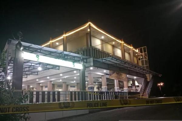 Polisi memasang police line di masjid Perumahan Pesona Regency di Kecamatan Patrang, Kabupaten Jember, Selasa dini hari (Foto: ANTARA/Hamka Agung) 