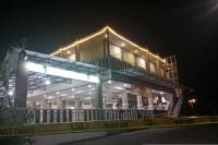 Polisi memasang police line di masjid Perumahan Pesona Regency di Kecamatan Patrang, Kabupaten Jember, Selasa dini hari (Foto: ANTARA/Hamka Agung)