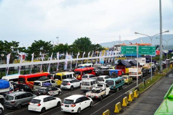 Kondisi antrean kendaraan menjelang memasuki kawasan Pelabuhan Penyeberangan Gilimanuk, Bali. Foto: asdp/katakini 