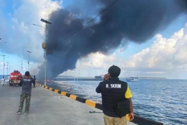 Suasana Kapal Motor (KM) Citra Anugrah terbakar saat bersandar di Pelabuhan Rauf Rahman Benteng, Kecamatan Benteng, Kabupaten Kepulauan Selayar, Sulawesi Selatan (Foto: ANTARA) 