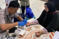 Petugas dari Balai Kesehatan Kerja Pelayaran (BKKP) Kementerian Perhubungan sedang memeriksa kesehatan pemudik Lebaran 1447 H/2026 di Pelabuhan Merak, Banten. Foto: bkkp/katakini