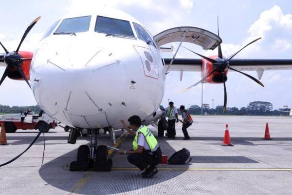 Petugas Ditjen Perhubungan Udara sedang memeriksa pesawat di Bandara Kualanamu, Medan, Sumatera Utara. Foto: hubud/katakini 