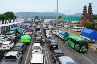 Antrean kendaraan menjelang kawasan pelabuhan penyeberangan Gilimanuk, Bali. Foto: asdp/katakini