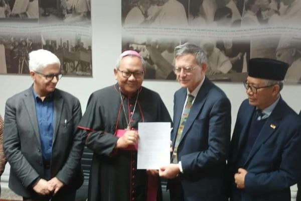 Penandatanganan nota kesepahaman (MOU) antara perwakilan Indonesia dan Dicastery for Communication pada Rabu (25/3/026) di Kantor Pusat Vatican News dan Radio Vatikan (Foto: Ist) 