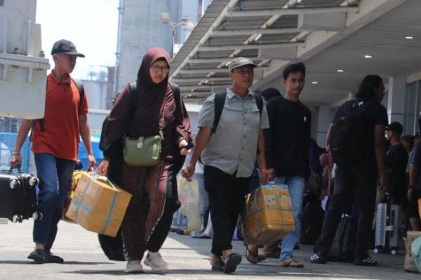 Sejumlah penumpang kapal laut di Pelabuhan Makassar, Sulawesi Selatan. Foto: hubla/katakini 