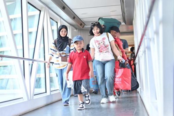 Penumpang kapal penyeberangan di Pelabuhan Bakauheni, Lampung. Foto: asdp/katakini 