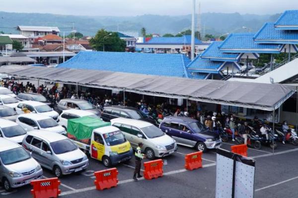 Antrean kendaraan di Pelabuhan Ketapang, Banyuwangi, Jawa Timur. Foto: asdp/katakini 