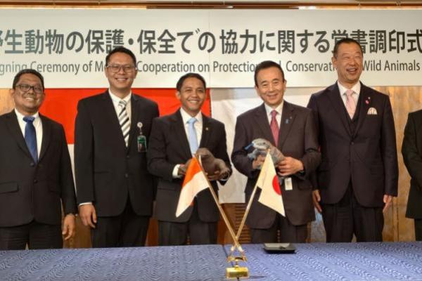 Kementerian Kehutanan Republik Indonesia bersama Pemerintah Prefektur Shizuoka, Jepang, secara resmi menandatangani Memorandum of Understanding (MoU) tentang kerja sama perlindungan dan konservasi satwa liar, dengan fokus pada program breeding loan komodo (Foto: Kemenhut) 