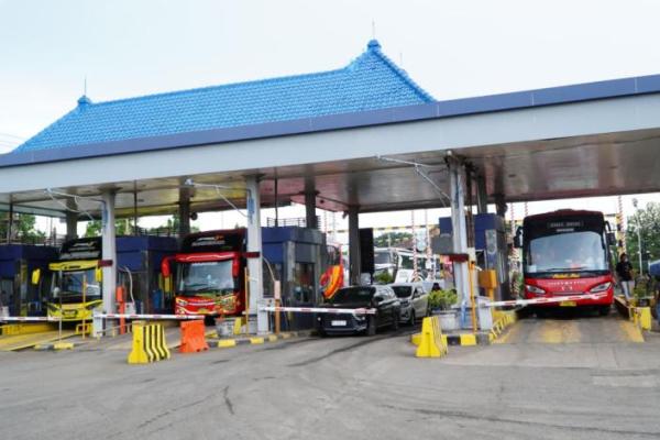 Sejumlah kendaraan di pintu masuk kawasan Pelabuhan Ketapang, Banyuwangi, Jawa Timur. Foto: asdp/katakini 