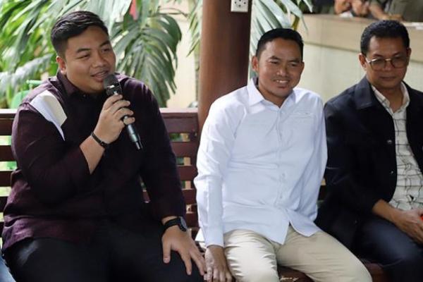 Kika: Anggota Komisi VI DPR RI dari Fraksi Partai Gerindra, Kawendra Lukistian, Ketua Koordinatoriat Wartawan Parlemen Ariawan, dan Kepala Biro Pemberitaan Parlemen Setjen DPR RI Muhammad Najib Ibrahim. Foto: kwp/katakini 