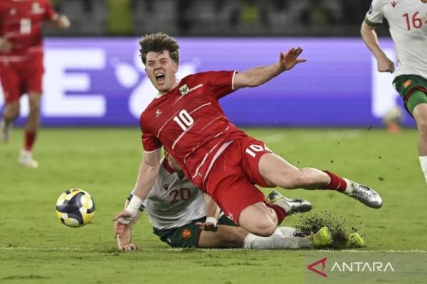 Penyerang timnas Indonesia, Ole Romeny (kanan) terjatuh saat ditekel oleh pemain Bulgaria, Martin Georgiev pada laga final FIFA Series 2026 di Stadion Utama Gelora Bung Karno (SUGBK), Jakarta, Senin (Foto: Ant/Fauzan/hma/bar) 
