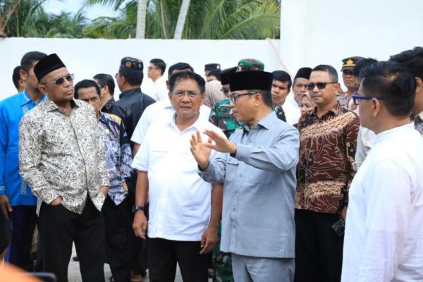 Mendes PDT Yandri Susanto saat melakukan kunjungannya ke salah satu Satuan Pelayanan Pemenuhan Gizi (SPPG) di Kabupaten Padang Pariaman (Foto: Humas Kemendes PDT) 
