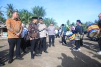 Mendes PDT Yandri Susanto saat menyerahkan dua juta bibit kelapa dan dua juta bibit pinang kepada masyarakat Kampung Sirambang, Kecamatan Pariaman Utara, Kota Pariaman, Sumatera Barat (Sumbar) (Foto: Ist)