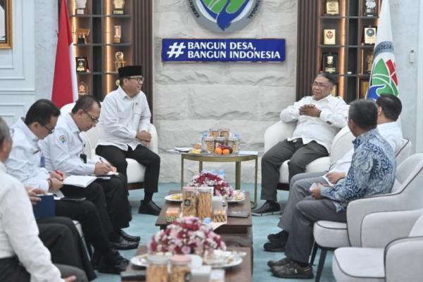 Mendes PDT Yandri Susanto saat melakukan pertemuan dengan Ketua Badan Amil Zakat Nasional (BAZNAS RI) Sodik Mudjahid (Foto: Humas Kemendes PDT) 
