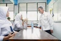 Wamendikdasmen, Fajar Riza Ul Haq melakukan kunjungan ke SMP Negeri 18 Jakarta untuk melihat langsung pelaksaan TKA hari pertama (Foto: Humas Kemdikdasmen)