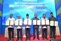 Penandatangan MoU dan Perjanjian Kerja Sama (PKS) antara Mendes PDT Yandri Susanto dan Dirut BPJS Kesehatan Prihati Pujowaskito di kantor pusat BPJS Kesehatan (Foto: Humas Kemendes PDT)