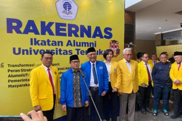 Menteri Koordinator Bidang Pemberdayaan Masyarakat (Menko PM) Abdul Muhaimin Iskandar (dua dari kiri) saat konferensi pers usai kegiatan penandatanganan nota kesepahaman antara Kemenko PM dan IKA UT (Foto: Habib/Katakini.com) 