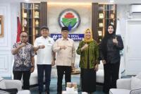 Menteri Desa dan Pembangunan Daerah Tertinggal (Mendes PDT) Yandri Susanto menerima audiensi Wakil Bupati Majene Andi Ritamariani, di ruang kerjanya, Kemendes PDT, Kalibata, Jakarta Selatan, Kamis (Foto: Humas Kemendes PDT)