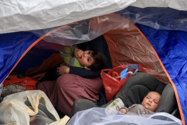 Dua anak Mohammad al-Badran, seorang pengungsi Suriah dari pinggiran selatan Beirut, di dalam tenda mereka, di sebuah kamp sementara untuk para pengungsi, di Beirut, Lebanon, pada 1 April 2026 (Foto: Raghed Waked/Reuters) 
