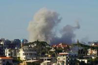 Asap mengepul dari lokasi serangan udara Israel yang menargetkan wilayah di kota Nabatieh, Lebanon selatan, pada 11 April 2026 (Foto: Abbas Fakih/AFP)