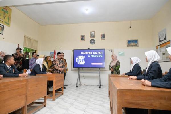 Mendikdasmen Abdul Mu`ti sedang memberikan arahan dalam menggunakan IFP di Pati (Foto: Humas Kemendikdasmen) 