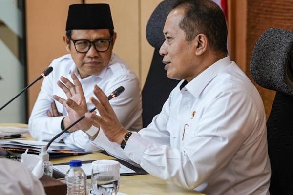 Menko PM A. Muhaimin Iskandar (kiri) bersama Menkop Ferry Juliantono (kanan) dalam rapat koordinasi bersama di Kantor Kementerian Koperasi (Kemenko) (Foto: Humas Kemenko PM) 