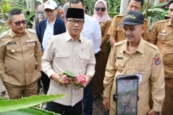 Menteri Desa dan Pembangunan Daerah Tertinggal (Mendes PDT) Yandri Susanto saat mengunjungi Desa Lenyek, Kecamatan Luwuk Utara, Kabupaten Banggai (Foto: Humas Kemendes PDT) 
