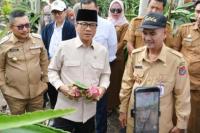Menteri Desa dan Pembangunan Daerah Tertinggal (Mendes PDT) Yandri Susanto saat mengunjungi Desa Lenyek, Kecamatan Luwuk Utara, Kabupaten Banggai (Foto: Humas Kemendes PDT)