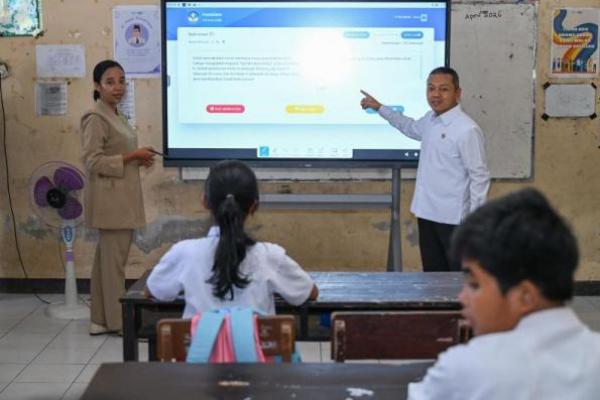 Wamendikdasmen, Fajar Riza Ul Haq tinjau langsung persiapan TKA SD di kota Mataram, Nusa Tenggara Barat pada Senin (Foto: Humas Kemendikdasmen) 