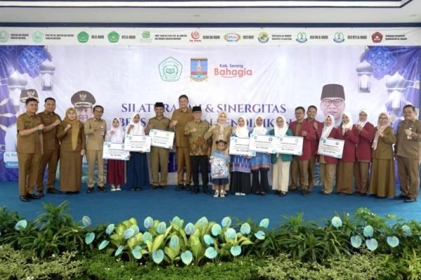Mendes PDT Yandri Susanto saat dalam kegiatan silaturahmi dan sinergi dengan kepala sekolah dan insan pendidikan se-Kabupaten Serang (Foto: Humas Kemendes PDT) 