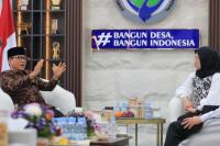 Mendes PDT Yandri Susanto saat menerima audiensi dari Bupati Gowa Sitti Husniah Talenrang di Kantor Kemendes PDT (Foto: Humas Kemendes PDT)