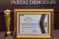  Wakil Ketua MPR RI sekaligus Ketua Fraksi Partai Demokrat DPR RI, Edhie Baskoro Yudhoyono (Ibas), menerima penghargaan KWP Awards 2026 dari Koordinat Wartawan Parlemen (Foto: Humas MPR)
