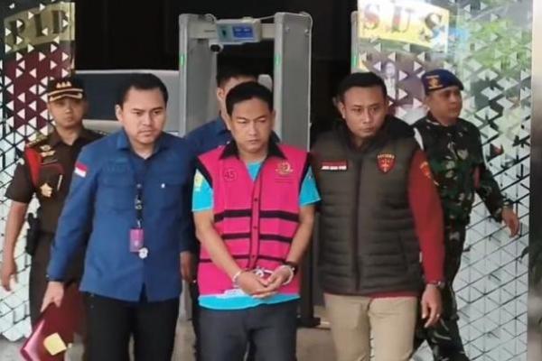 Ketua Ombudsman RI Hery Susanto mengenakan rompi tahanan Kejagung. 