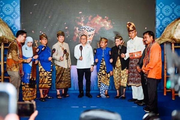 Mendes PDT Yandri Susanto (ketiga dari kiri) saat meninjau pameran potensi desa dalam rangkaian acara Hari Ulang Tahun (HUT) ke-68 Lombok Barat (Foto: Humas Kemendes PDT) 