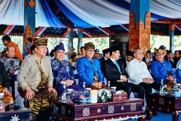 Mendes PDT Yandri Susanto saat menghadiri upacara peringatan Hari Ulang Tahun (HUT) ke-68 Lombok Barat (Foto: Humas Kemendes PDT) 