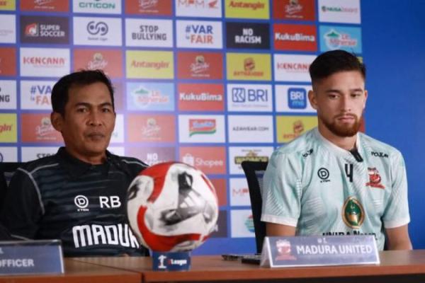 Pelatih Madura United, Rakhmad Basuki (kiri) bersama pemainnya dalam sesi konfrensi pers (Foto: Tim Media Madura United) 