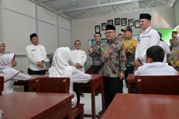 Menteri Pendidikan Dasar dan Menengah (Mendikdasmen), Abdul Mu`ti saat meninjau langsung kelas darurat di Sumatra Barat (Foto: Humas Kemendikdasmen) 