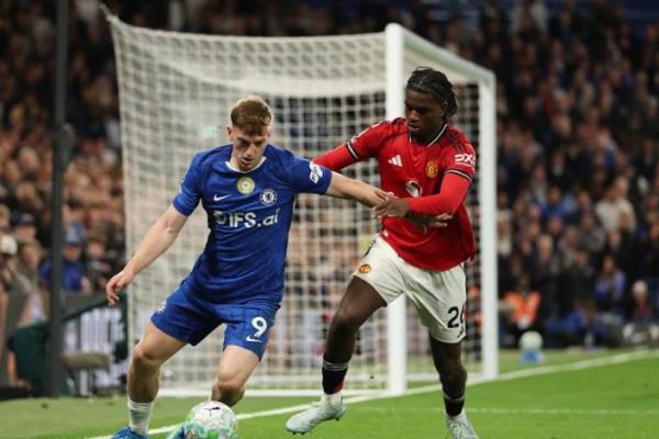 Penyerang Chelsea, Liam Delap (kiri) sedang berebut bola dengan bek Manchester United, Ayden Heaven (kiri) pada lanjutan laga Liga Inggris pada Minggu (Foto: chelseafc) 