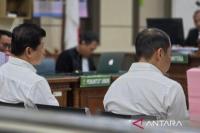 Komisaris Utama PT Sritex Iwan Setiawan Lukminto (kiri) dan Direktur Utama PT Sritex Iwan Kurniawan Lukminto (kanan) saat menjalani sidang di Pengadilan Tipikor Semarang, Senin (20/4/2025) (ANTARA/HO-Kemenkum Jateng)